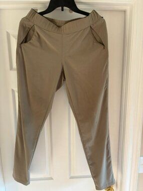 Kuhl Women's Khaki jogger pants, size small, great condition!